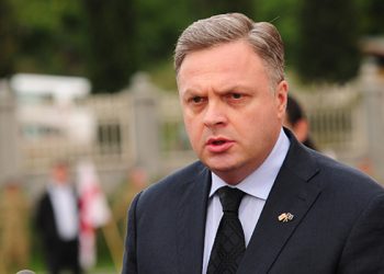 მოგიწოდებთ, დავძლიოთ ჩვენს თავში სასარგებლო იდიოტობა, ნუ ვებრძვით მიხეილ სააკაშვილის ან ნებისმიერი სხვა ადამიანის პლაკატებს – გიორგი ბარამიძე