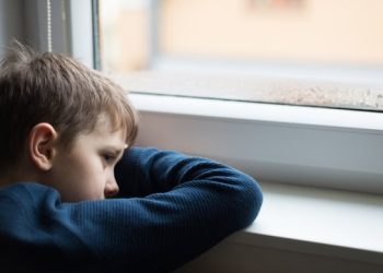 რატომ იწყებენ ბავშვები ლაპარაკს გვიან – მიზეზები და ექიმის რჩევა