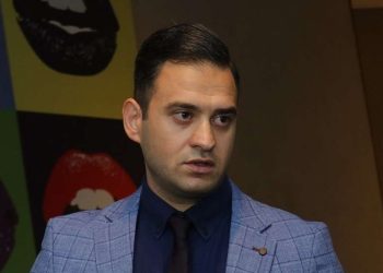 Tbilis Open Air -ზე მომხდარი ინციდენტი სხვა არაფერია თუ არა მავნებლობა, ეს არის ქვეყნის მტრობა პატრიოტიზმის სახელით, სადამდე დავეცით, საჯარო სივრცეში მოშარდვა აღტაცების ობიექტი გახდა, დაფიქრდით ვის წისქვილზე ასხამთ წყალს და ვის თამაშს თამაშობთ – დავით ჩიხელიძე