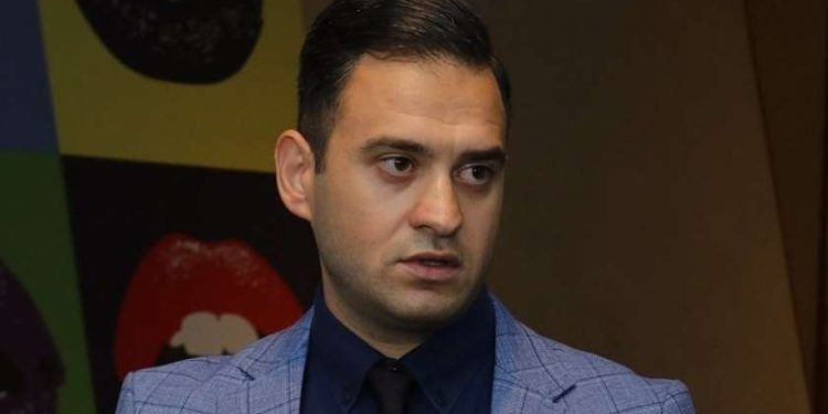 Tbilis Open Air -ზე მომხდარი ინციდენტი სხვა არაფერია თუ არა მავნებლობა, ეს არის ქვეყნის მტრობა პატრიოტიზმის სახელით, სადამდე დავეცით, საჯარო სივრცეში მოშარდვა აღტაცების ობიექტი გახდა, დაფიქრდით ვის წისქვილზე ასხამთ წყალს და ვის თამაშს თამაშობთ – დავით ჩიხელიძე