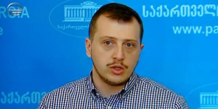 გიორგი ბურჯანაძე 2011 წლის 26 მაისზე: კინოთეატრ „რუსთაველში“ ხალხი ჰყავდათ ჩაყრილი რიგებს შორის და დარბოდნენ ამ ხალხზე, „ნინოს რა?!“ და ვინც არ იტყოდა, ურტყამდნენ