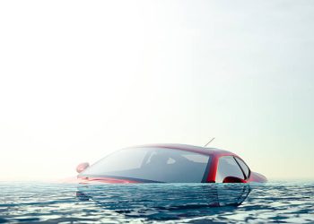 როგორ მოვიქცეთ, როცა ავტომობილი წყალში იძირება