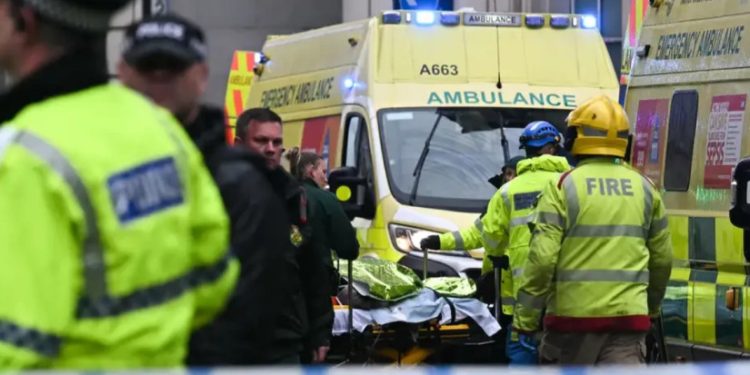 ლივერპულში ავტომობილის ფეხბურთის გულშემატკივრებში შევარდნის შედეგად 27 ადამიანი საავადმყოფოში მოათავსეს, მათ შორის არიან ბავშვები