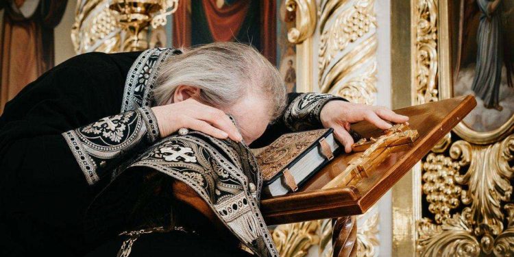 აღსარების თქმისას პირველ რიგში ორი ცოდვა უნდა შევინანოთ… – მოძღვარი მრევლს მიმართავს