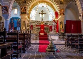 რატომ სხედან ტაძარში კათოლიკეები და რატომ დგანან ფეხზე მართლმადიდებლები?