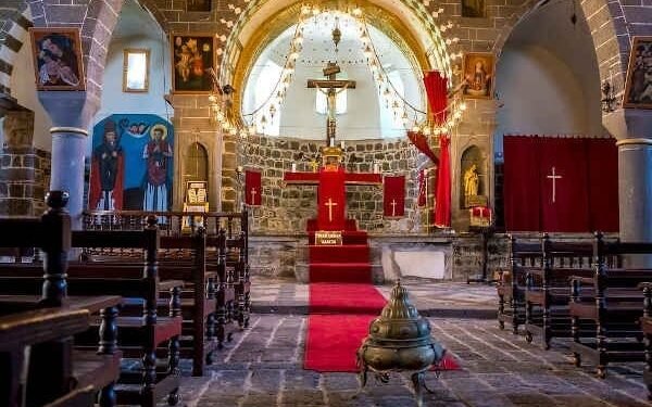 რატომ სხედან ტაძარში კათოლიკეები და რატომ დგანან ფეხზე მართლმადიდებლები?