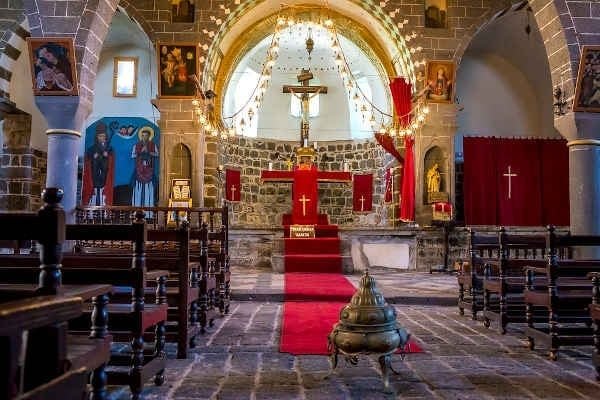 რატომ სხედან ტაძარში კათოლიკეები და რატომ დგანან ფეხზე მართლმადიდებლები?