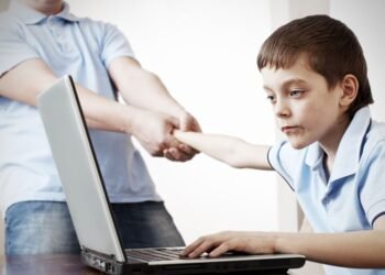 რატომ ხდებიან ბავშვები ეკრანზე დამოკიდებულები?