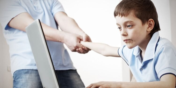 რატომ ხდებიან ბავშვები ეკრანზე დამოკიდებულები?