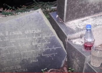 „მოდით საფლავთან ლოცვით და არა ბოთლით…“ – მოძღვარი განმარტავს, რატომ არ შეიძლება ალკოჰოლის დატოვება საფლავზე
