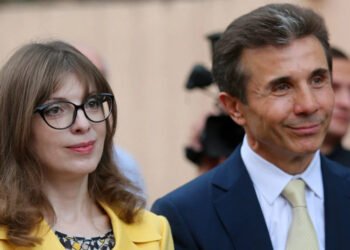 ბიძინა და ეკატერინა ივანიშვილები მიტროპოლიტ შიოს საქართველოს პატრიარქად არჩევას ულოცავენ