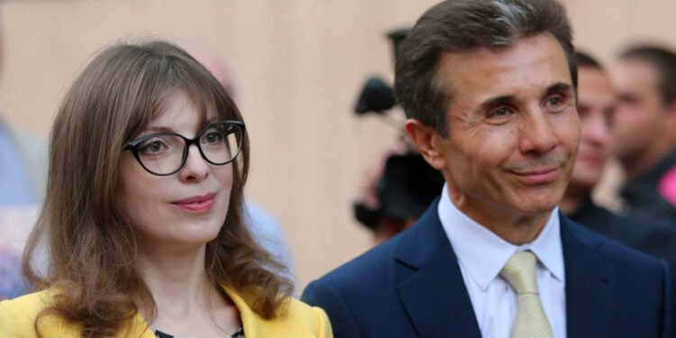 ბიძინა და ეკატერინა ივანიშვილები მიტროპოლიტ შიოს საქართველოს პატრიარქად არჩევას ულოცავენ