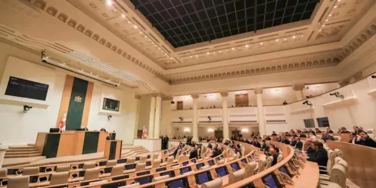 დაძაბულობა პარლამენტში – ფიზიკური დაპირისპირება და ხმაური სხდომაზე