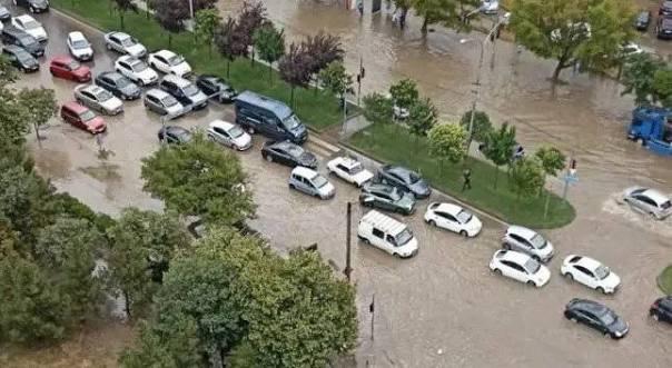ძლიერმა წვიმამ თბილისში პრობლემები შექმნა – დაიტბორა ქუჩები და შეფერხდა მოძრაობა